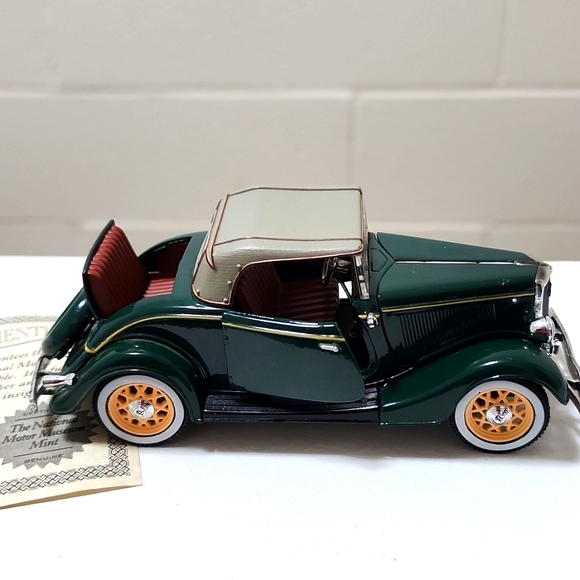 VINTAGE 1933 Model 40 V-8 Deluxe Roadster - Picture 4 of 5